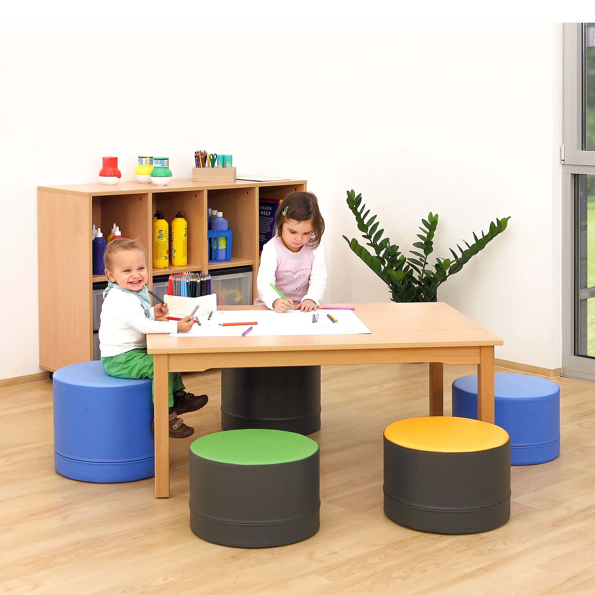 Kinder, Klassenzimmer, Kunsttisch, bunte Hocker, zeichnen