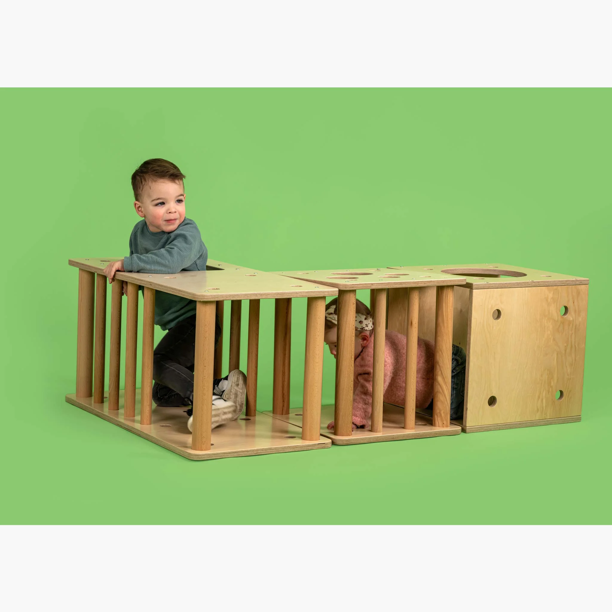 kindergarten table, wooden play structure, kids furniture, puzzle table, grüner hintergrund