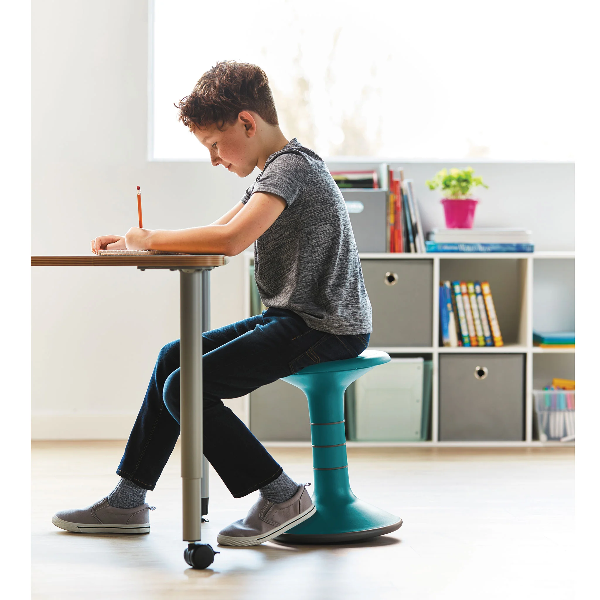 Schreibtischstuhl, Sitzstuhl, Kinderstuhl, Schreibtisch, Schulaktivität