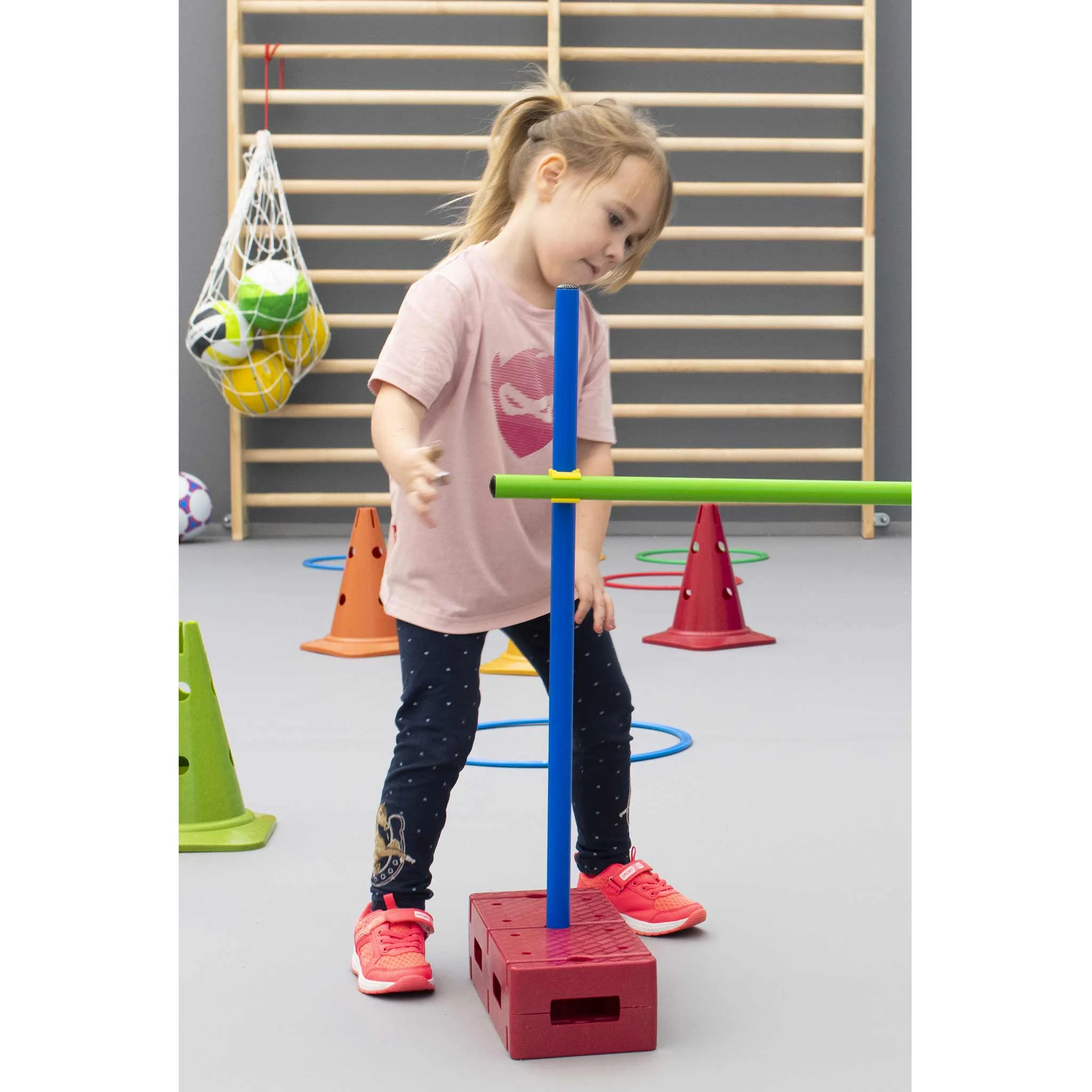 Kinderspiel, Staffelspiel, Hindernisparcours, Spielfeld, Sportspielzeug