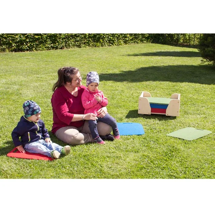 Kinderaktivität, Draußen spielen, Matten, Spielmatten, Mutter mit Kindern