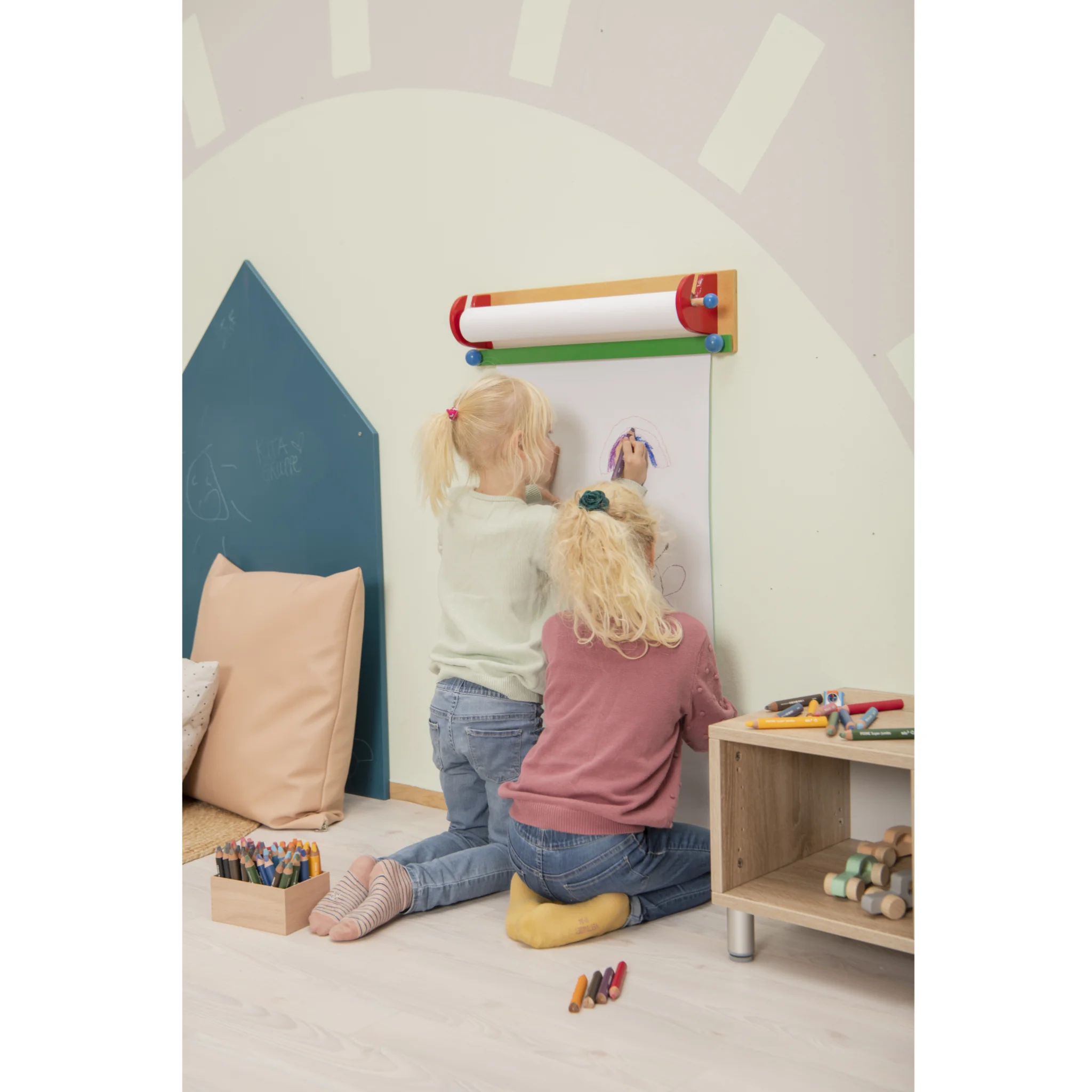 Kinderzeichnung, Kunstzimmer, Kreativbereich, Wandtafel, Kunstwerkstatt
