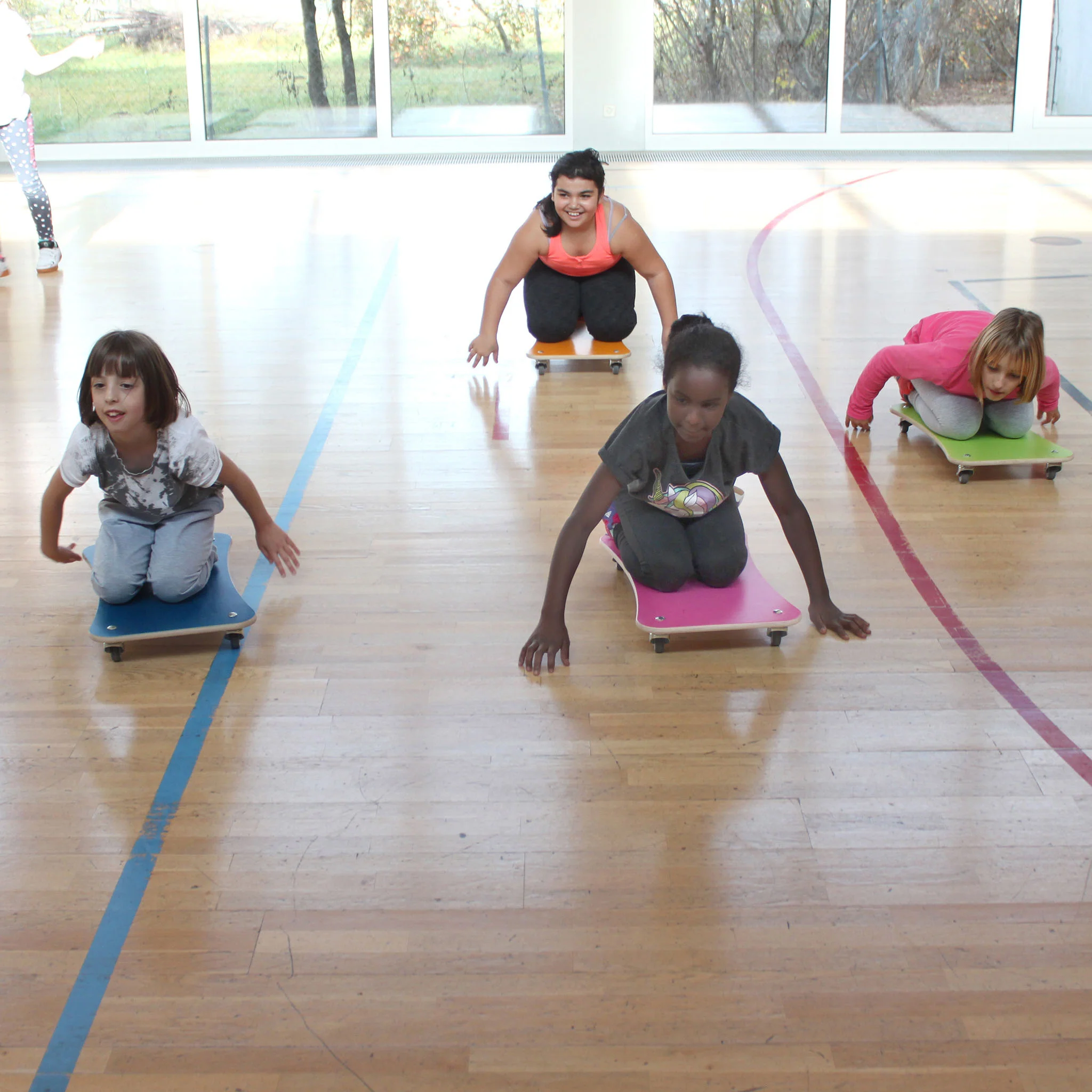 Rennboard, Kinderboard, Kindergroup-Aktivität, Indoor-Gym, Holzboden
