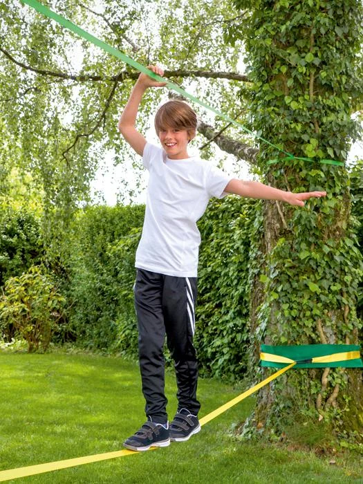 balanceakt, balancebrett, sportoutfit, schwarz-weiß, gartenspiel