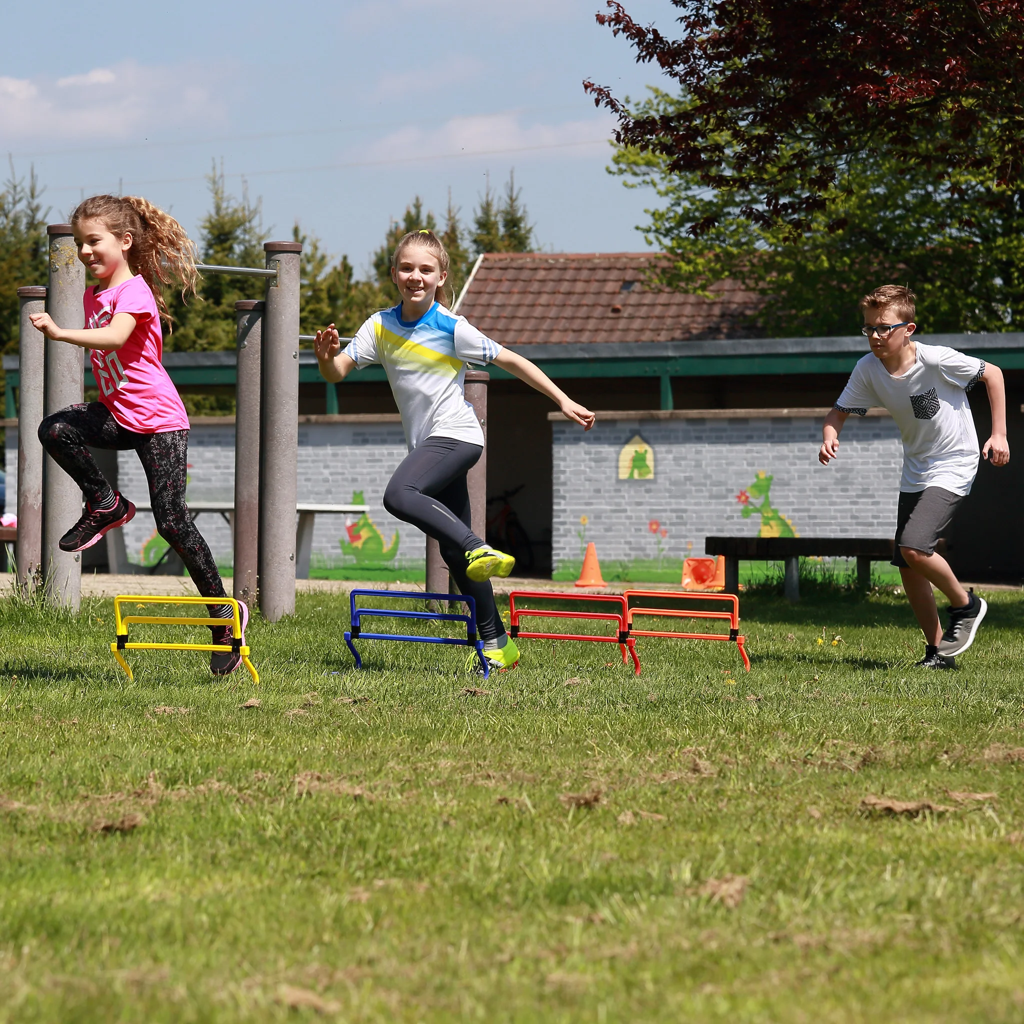 Kinderfitness, Hürdenlauf, Outdoor-Spiel, Sportkleidung, Grünfläche