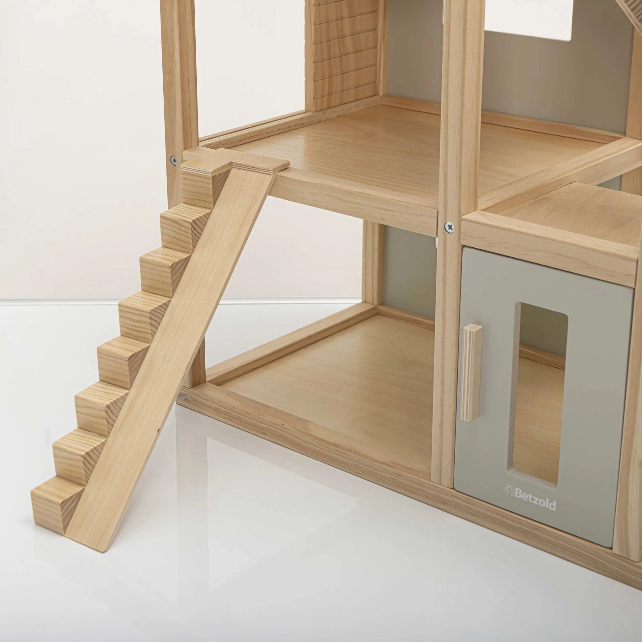 Holzspielhaus, Kletterstufen, Küche/Spielbereich, Spielebereich, Naturholz