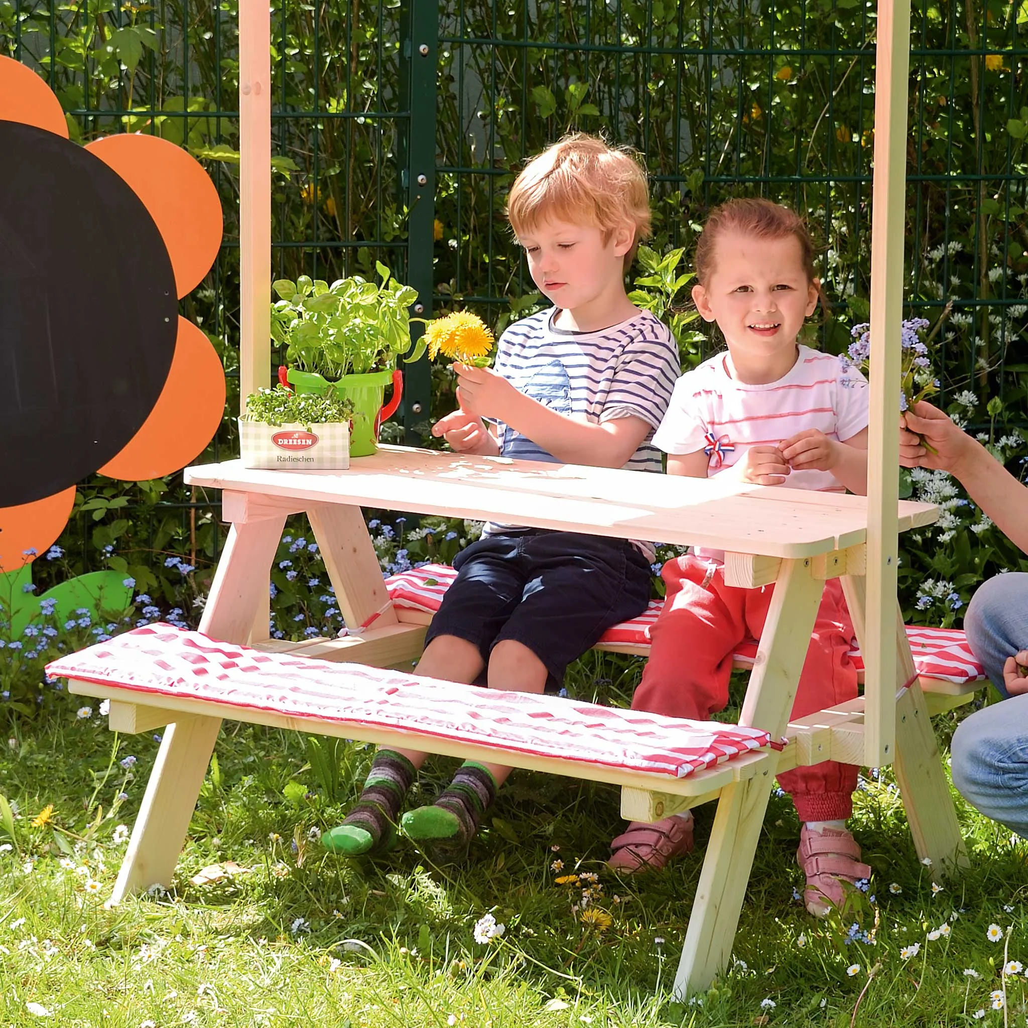 Kinder, Garten, Holz-Tisch, Sitzbank, Blumen