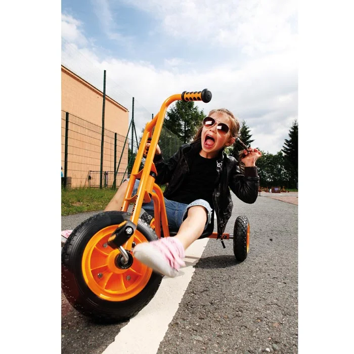 Kinderfahrzeug, Trike, Dreirad, orange Farbe, Motorrad?