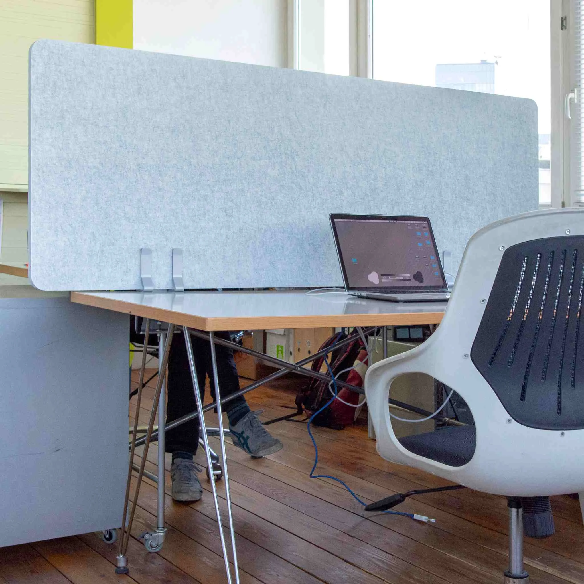 Schreibtisch, Büro-Trennwand, Laptop, Arbeitsstuhl, Kabel