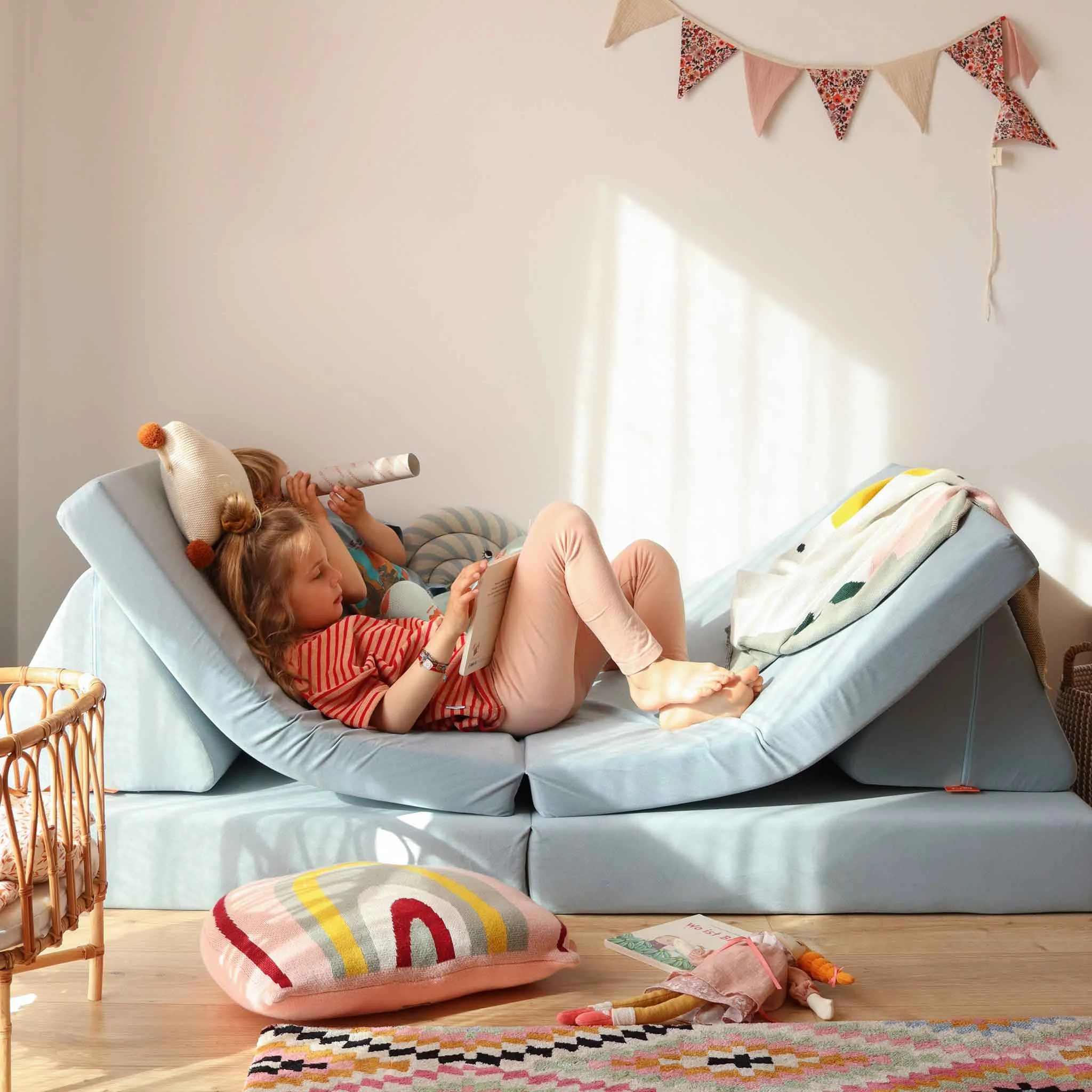 Sofa, Kissen, Kinderzimmer, bunte Muster, Spielzeug