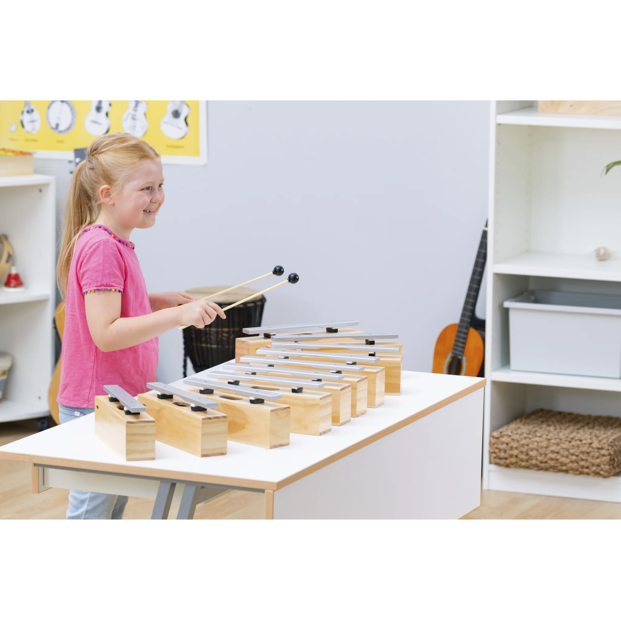 Kinderxylophon, Musikinstrument, Holzbrett, Schwarzweiße Stäbe, Spielzeugmusik