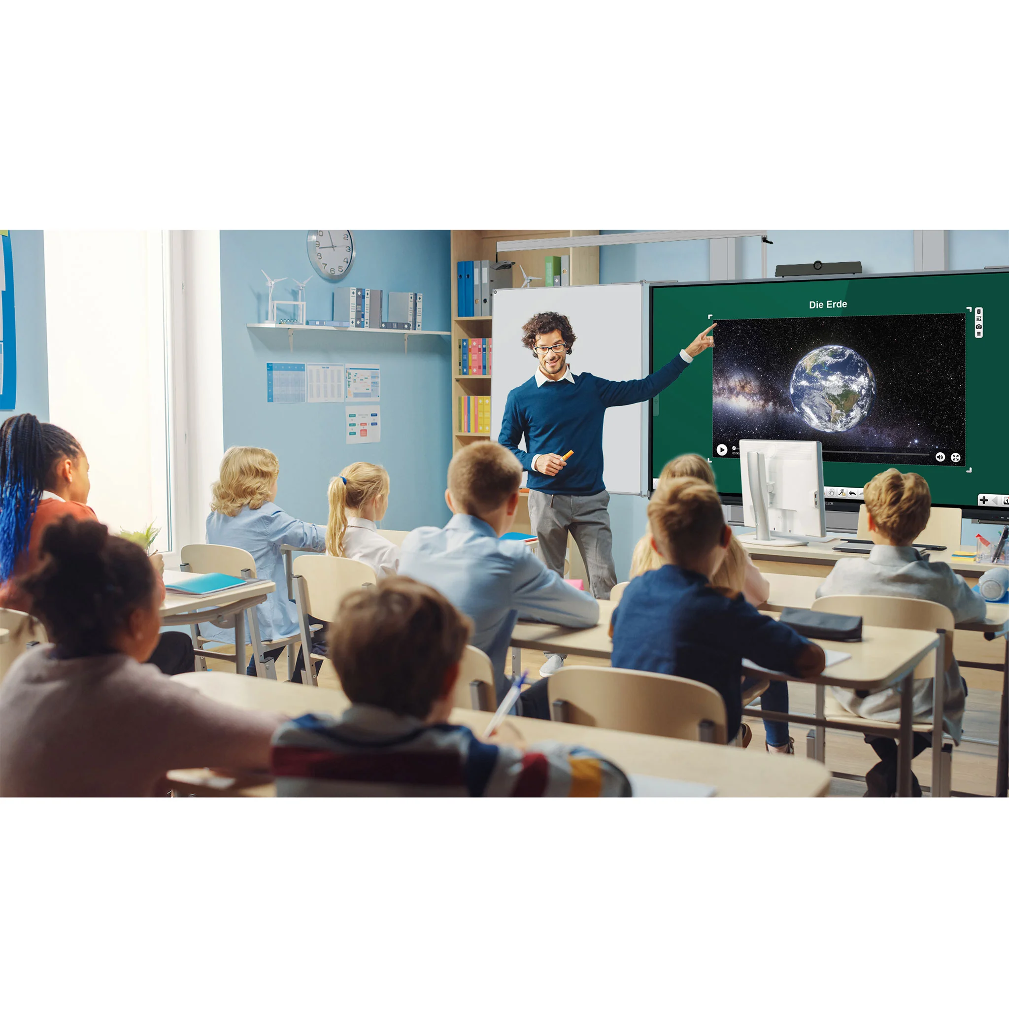 Klassenraum, Lehrer, Präsentation, Beamer/Interaktives Display, Schüler