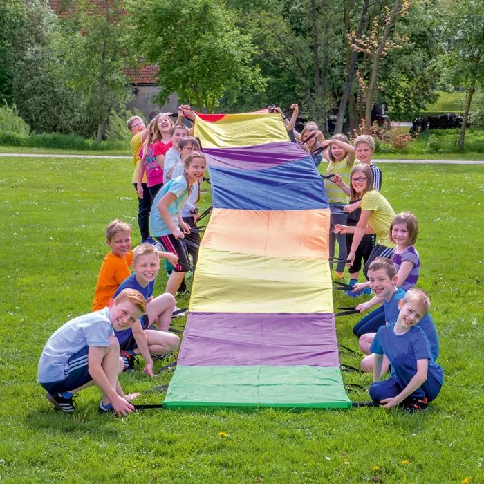 Kindergruppe, Outdoor-Spiel, Regenbogenfarben, Teamaktivität, Seilspiel