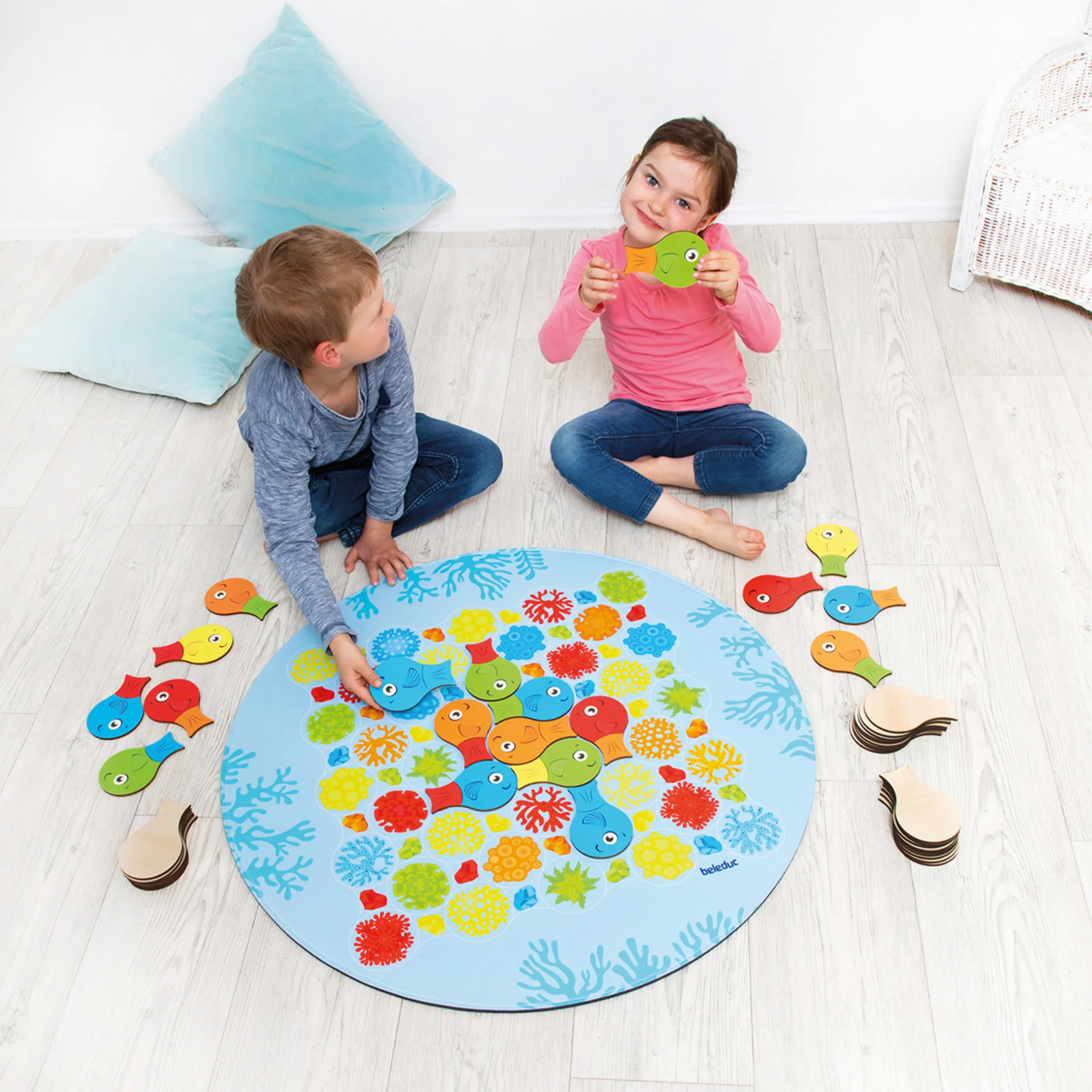 kinderspiel, unterset, tischdecke?, unterlage, puzzle?