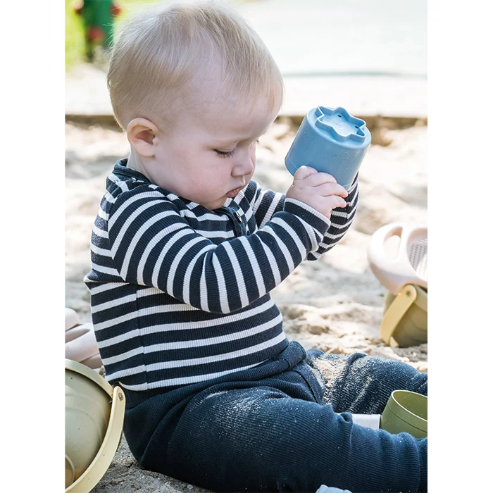 Baby, Sippy Cup, Sand, Streifenshirt, Hose