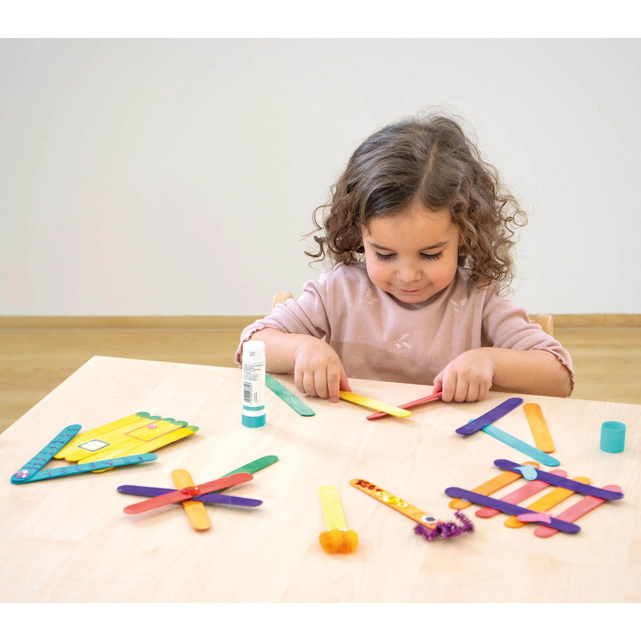 Kunstprojekte, Bastelmaterial, Kinderhandwerk, Bunte Klebepunkte, Schaumstoffstäbchen