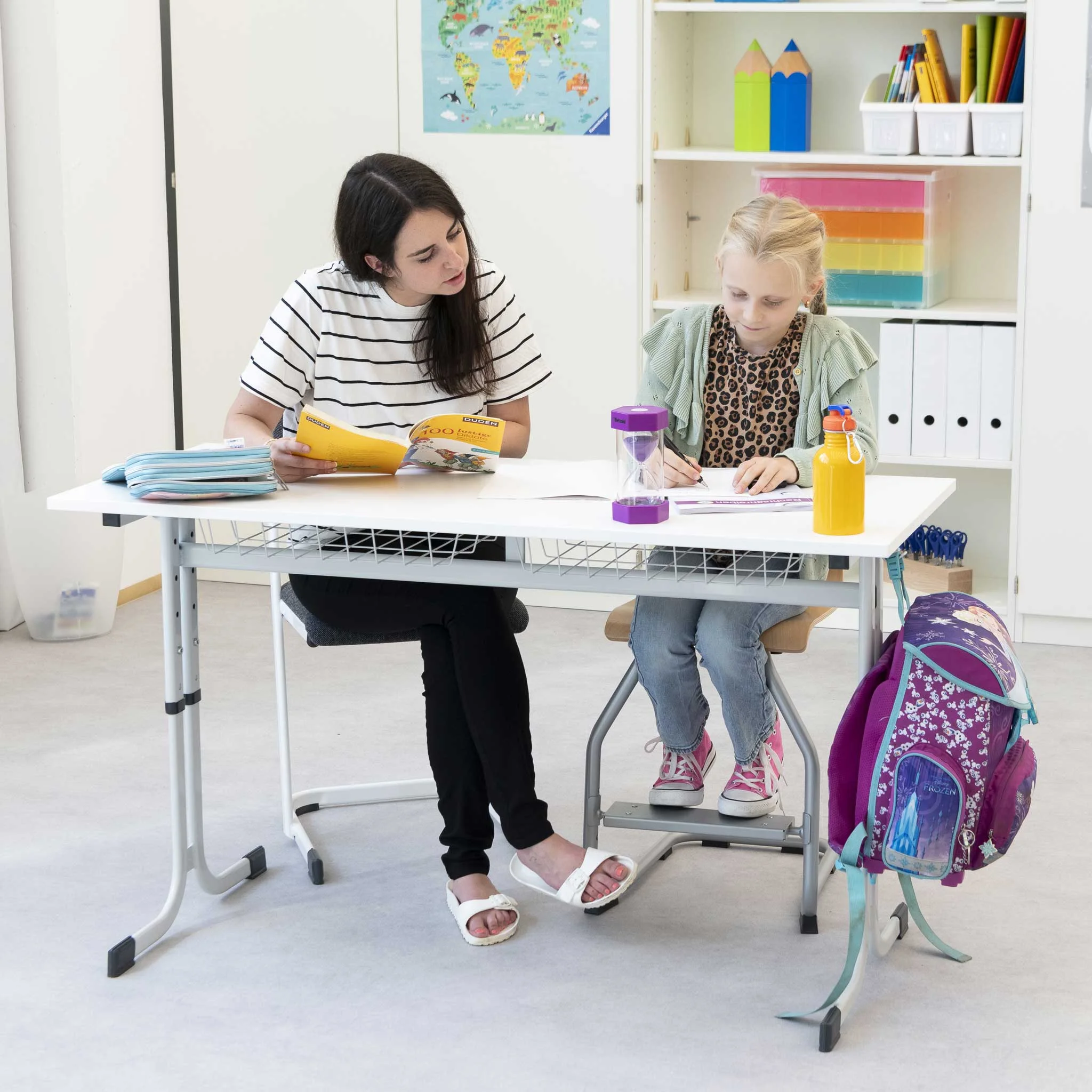 Schreibtisch, Schülerinnen, Kinderunterricht, Buntes Zubehör, Rucksack