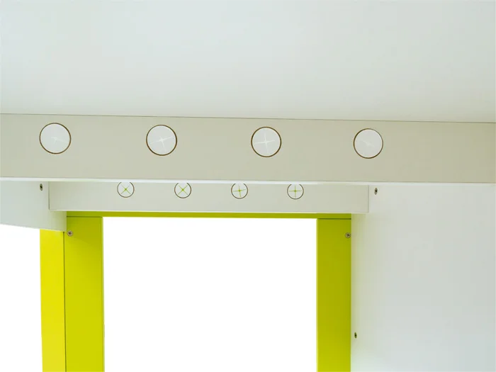 metallic hinge, Türrahmen, gelbe Akzente, Schrauben, Montage-Hardware