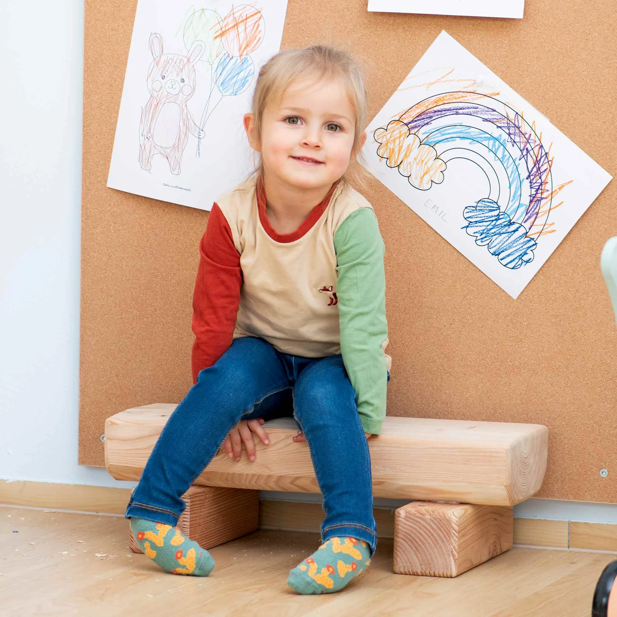 Kinder, Jeans, Socken, Pullover, Holzbank