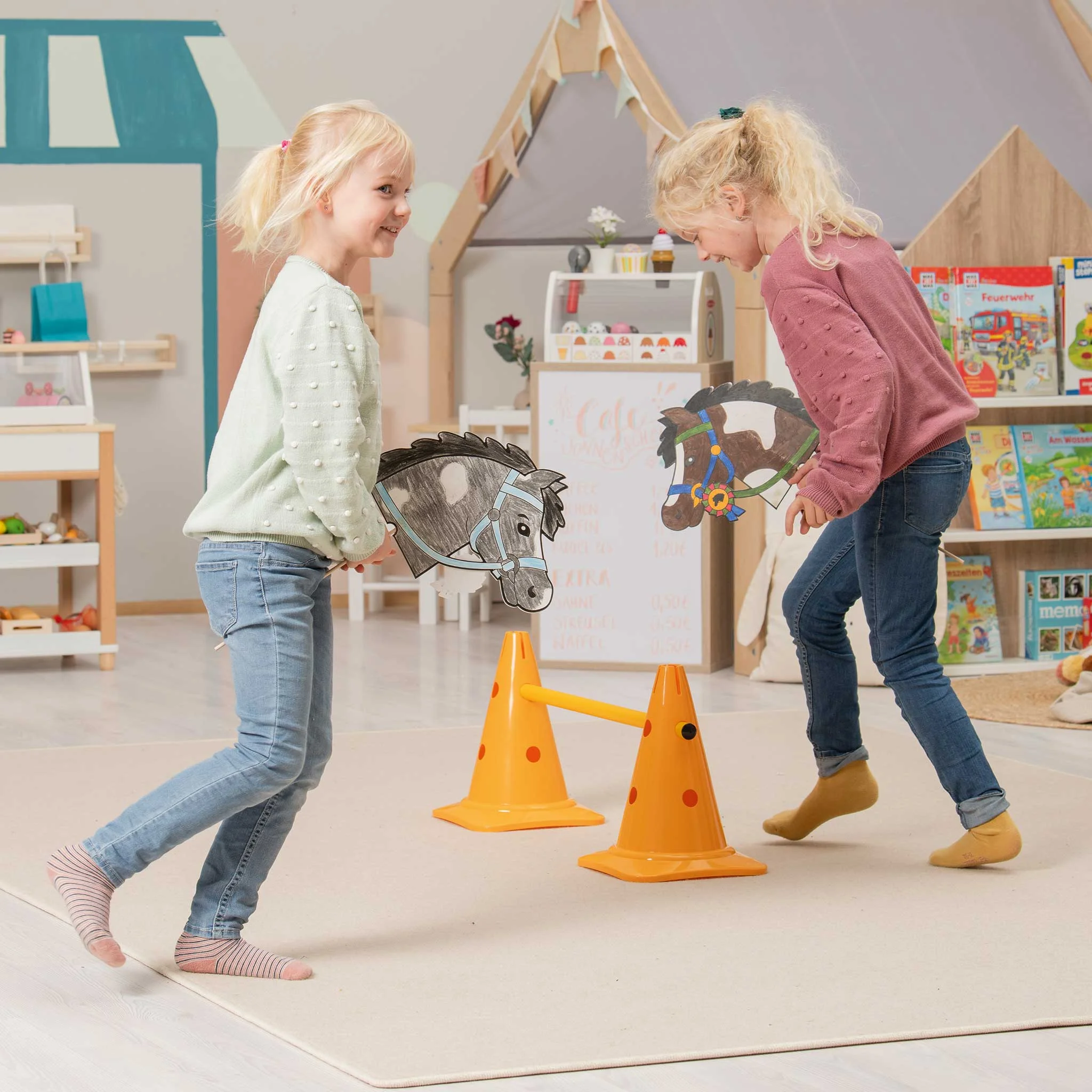 KinderSpiel, Hindernis-Set, Stoffpferd, Klettertraining, Spielszene