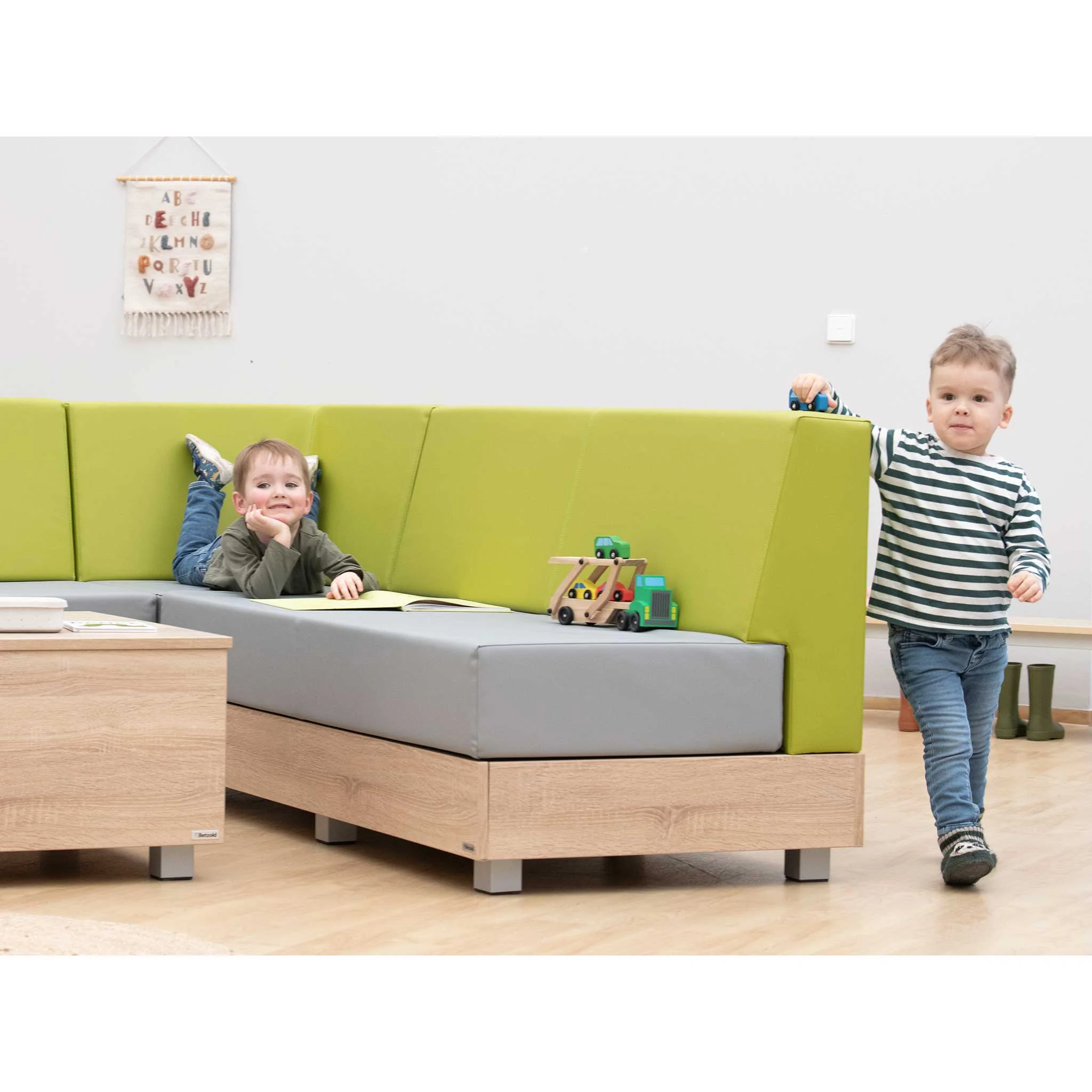 Kinderzimmer, Sofa, Spielzeugauto, Holzspielzeug, Kinderbettkasten