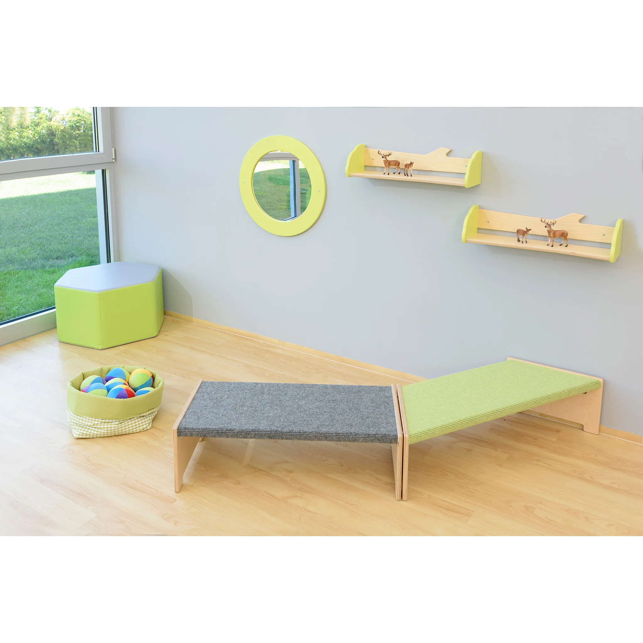 Kinderzimmer, Kletter-/Laufstange, Kork-/Holzbank, Wandregal, Spielzeugballen