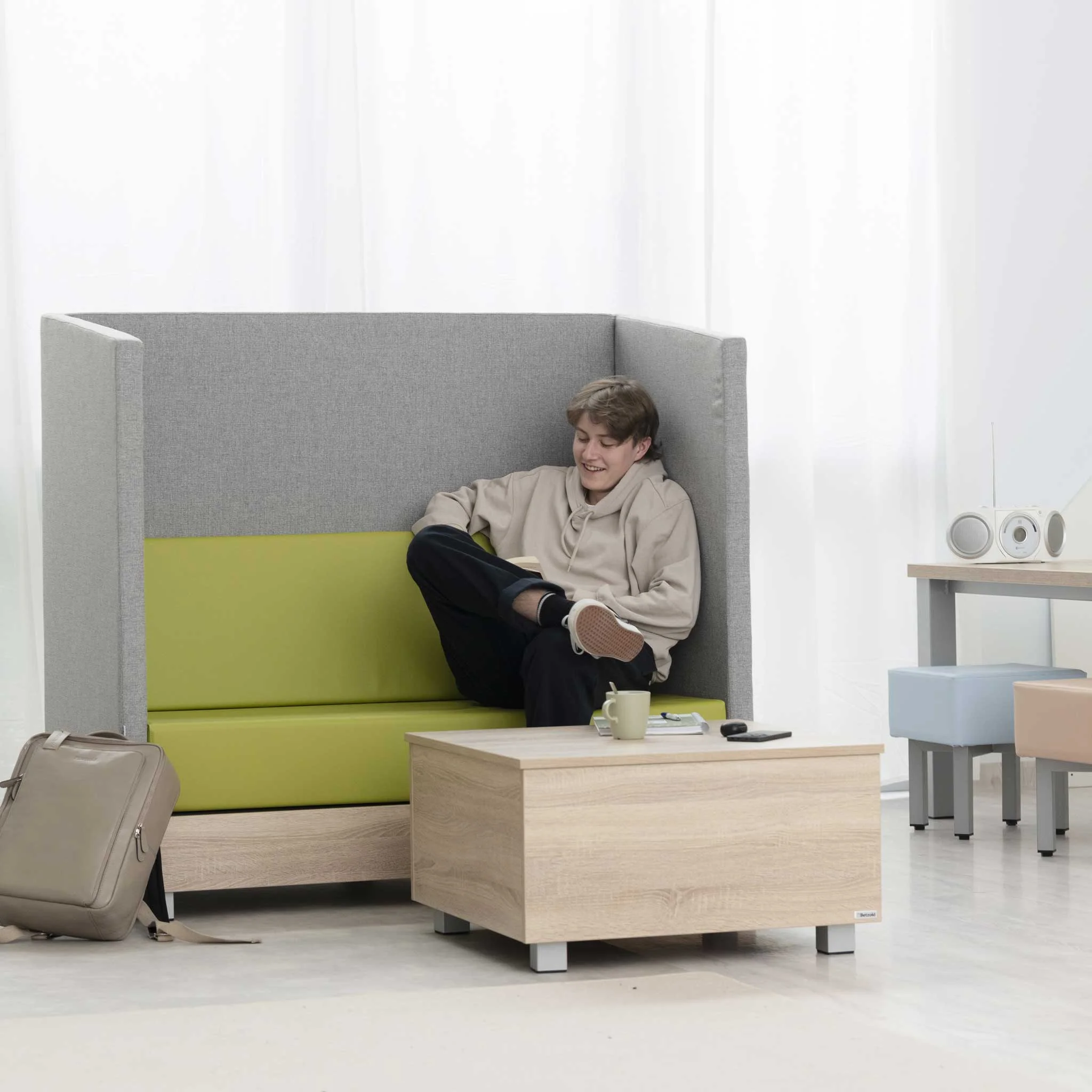 Sessel-Nische, Sofa-Kabine, Grüner Sitzkissen, Couchtisch-Holz, Rucksack