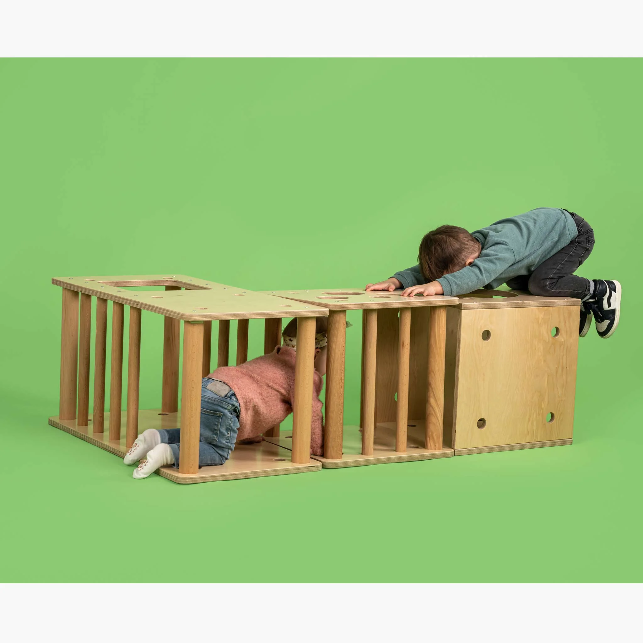 Holzkonstruktion, Kinder-Spielgerät, Holzstuhl, Holzton, Spielmöbel