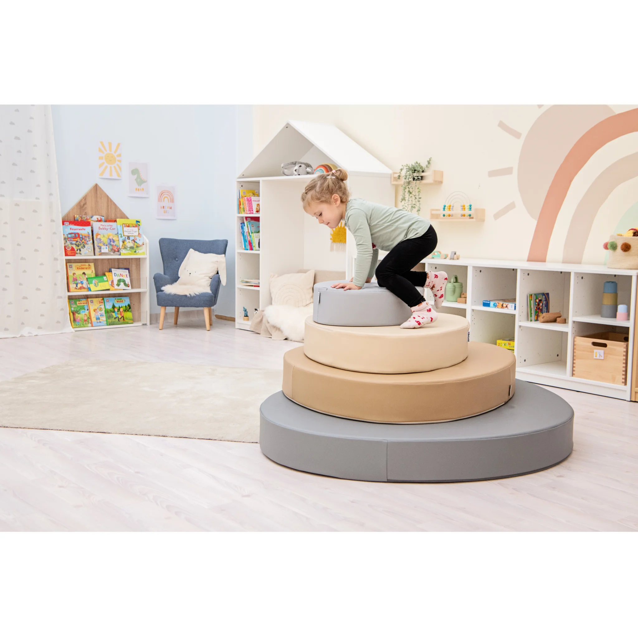 Kinderzimmer, Kletterstufen, Stapelturm, Kissenboden, Rundtafel