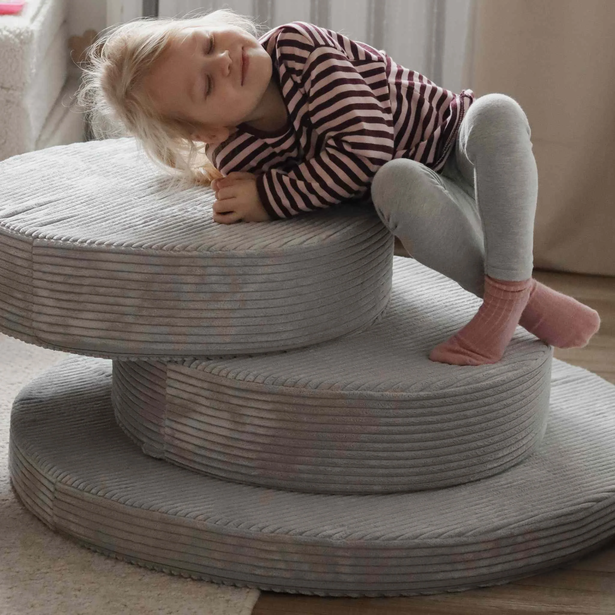 Kinder, Pufferreifen, Treppe, Kissenstufen, Strickpullover