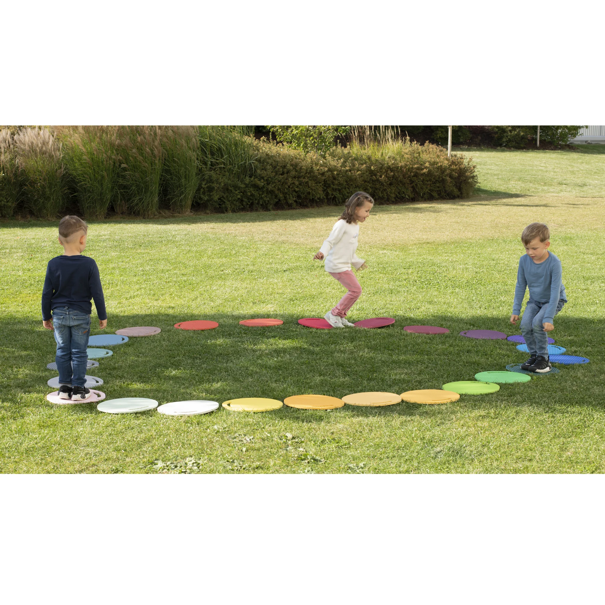 Kinder spielen, Hindernisbahn, Wurfscheiben, Grasfeld, Spielplatz-Spielzeug