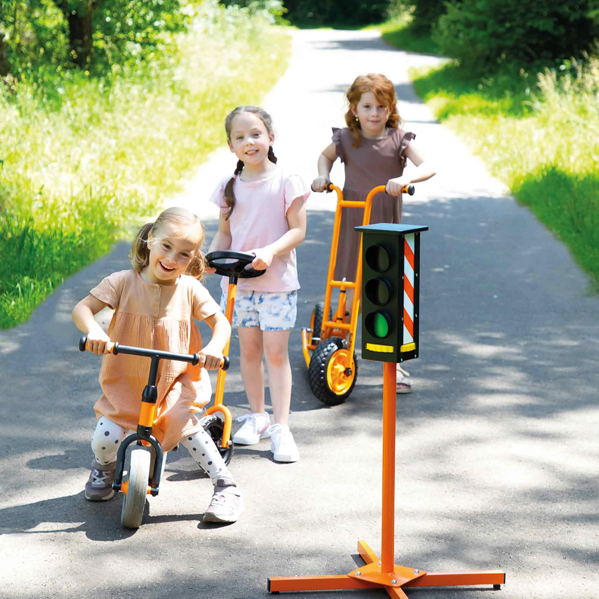 Kinderfahrrad, Dreirad, Stehroller, Signalpfeile?, Lernstrecke?