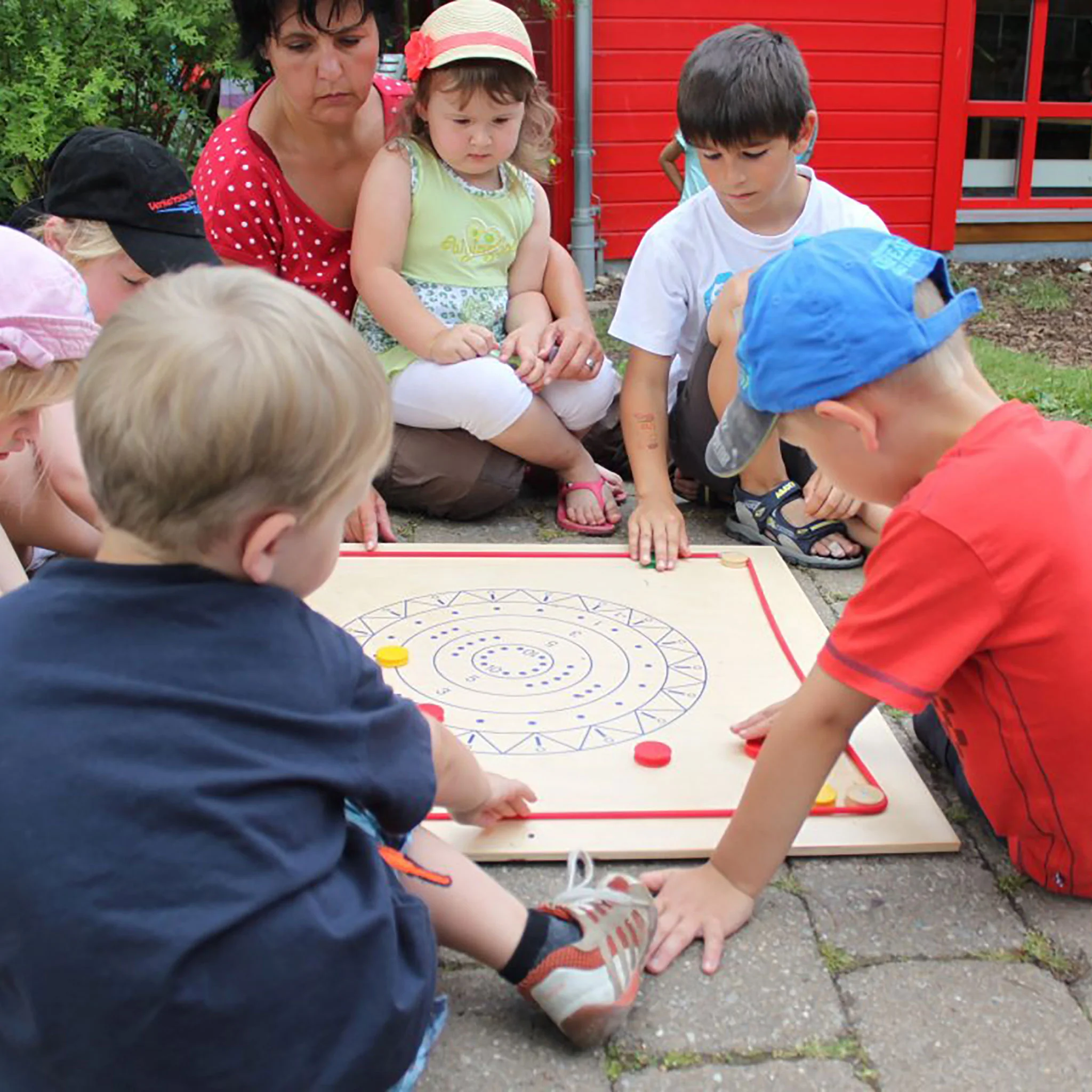Kindergruppe, Spielbrett, Draußen, Kinder, Lernspiel