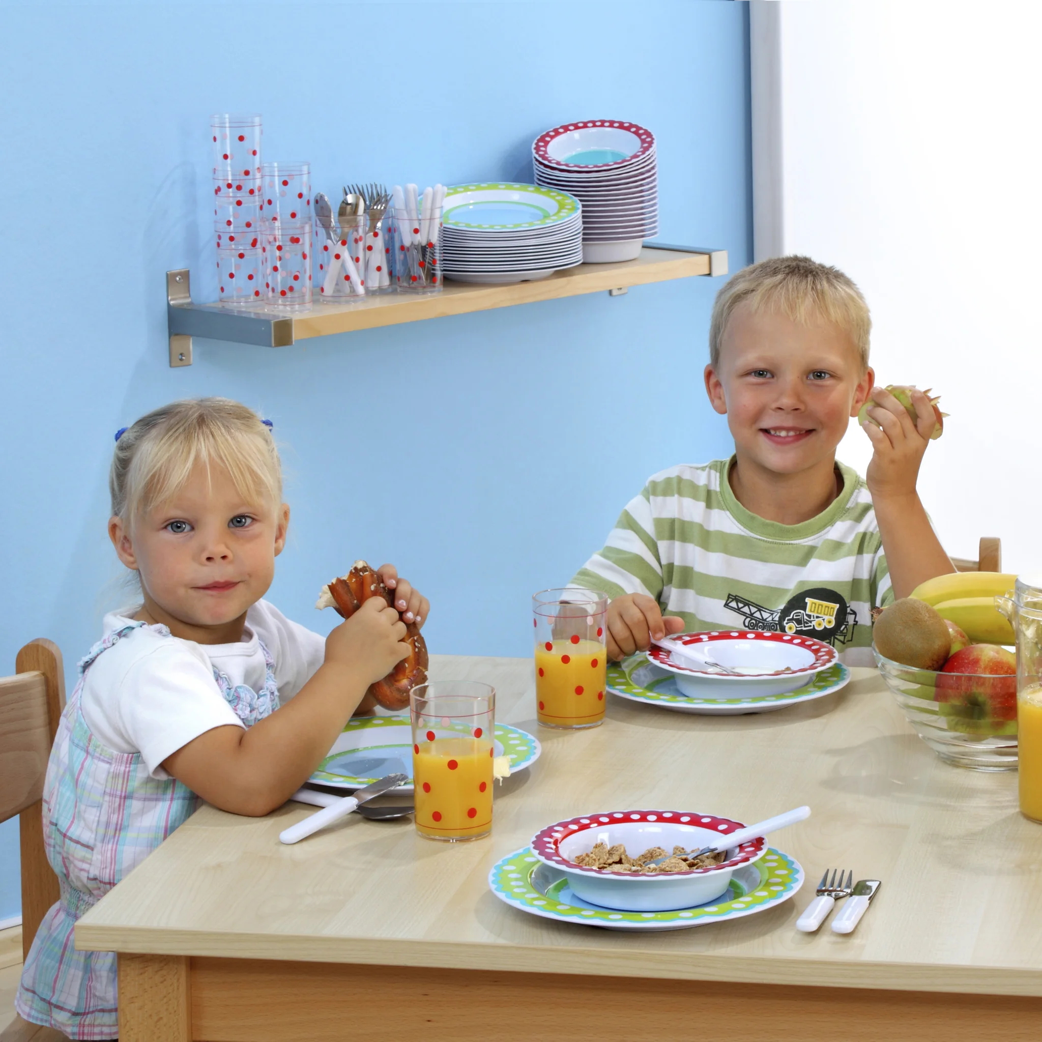 Kinderessen, Mittagessen, Schnitte, Gläser mit Orangen, Gabeln Messer Kinder