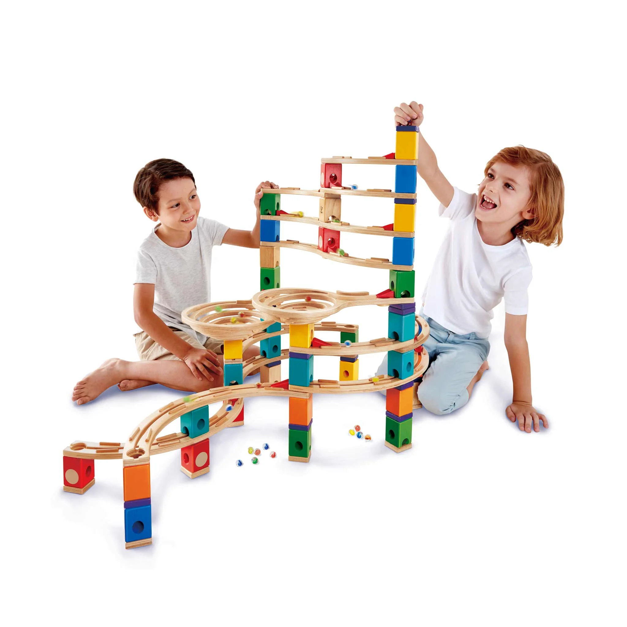 Holzspielzeug, Kugelbahn, Konstruktionsspielzeug, Kinder spielen, Stäbe Blockset