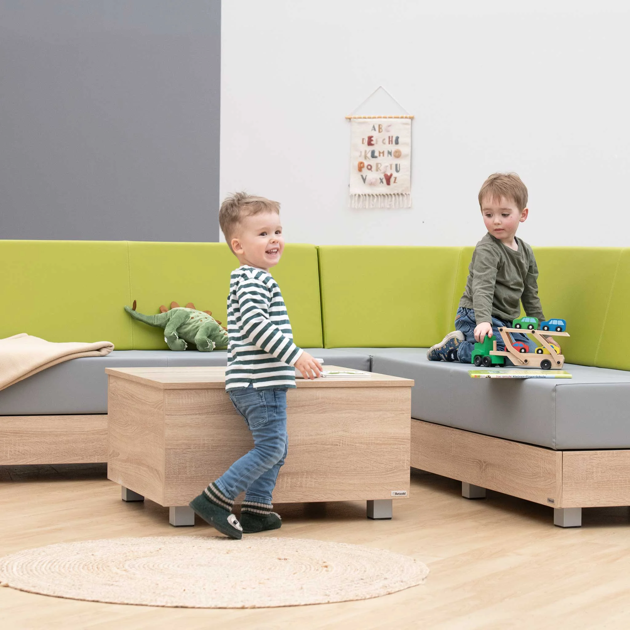 Kinderzimmer, Wohnzimmer-Set, Holzsaeule, Spielzeugauto, Kinderbett