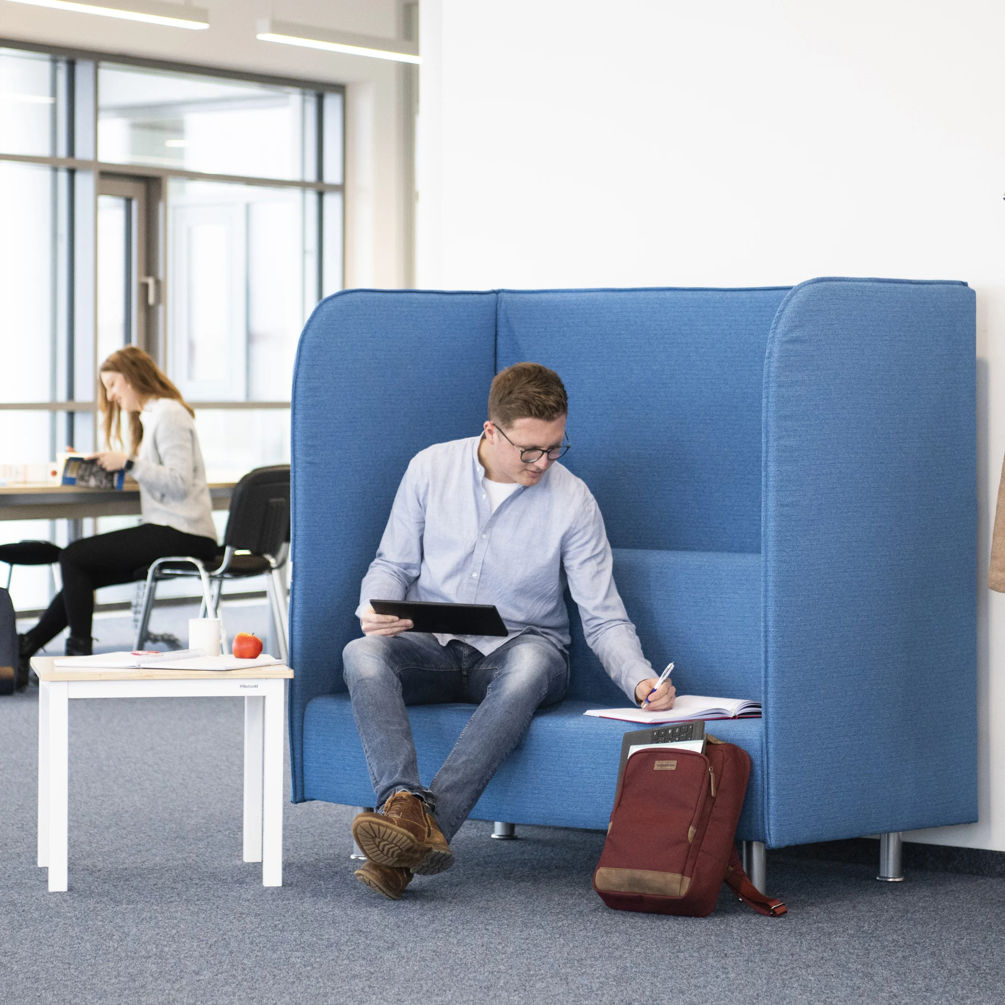 Sitzbank, Sesselbank, Arbeitsplatz, Laptop, Rucksack