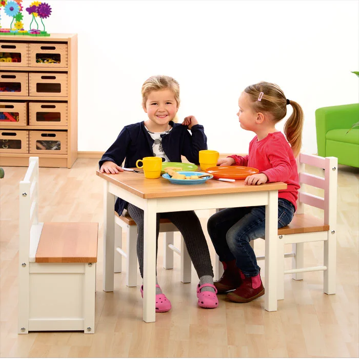 Kinderraum, Kinderstühle, Tischset, Plastiklöffel, Geschirrset