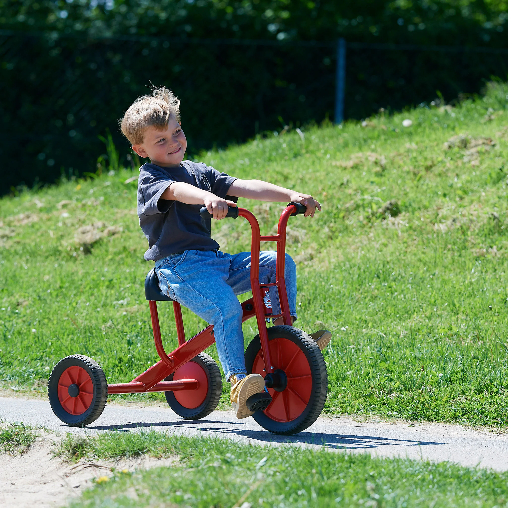 Kinderfahrrad, rotes Fahrrad, Waldweg, Kleinkind, Gartenspielzeug