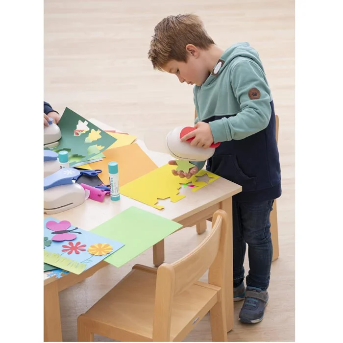 Kinderkunst, Bastelmaterial, Schere, Klebeband, Papierbasteln