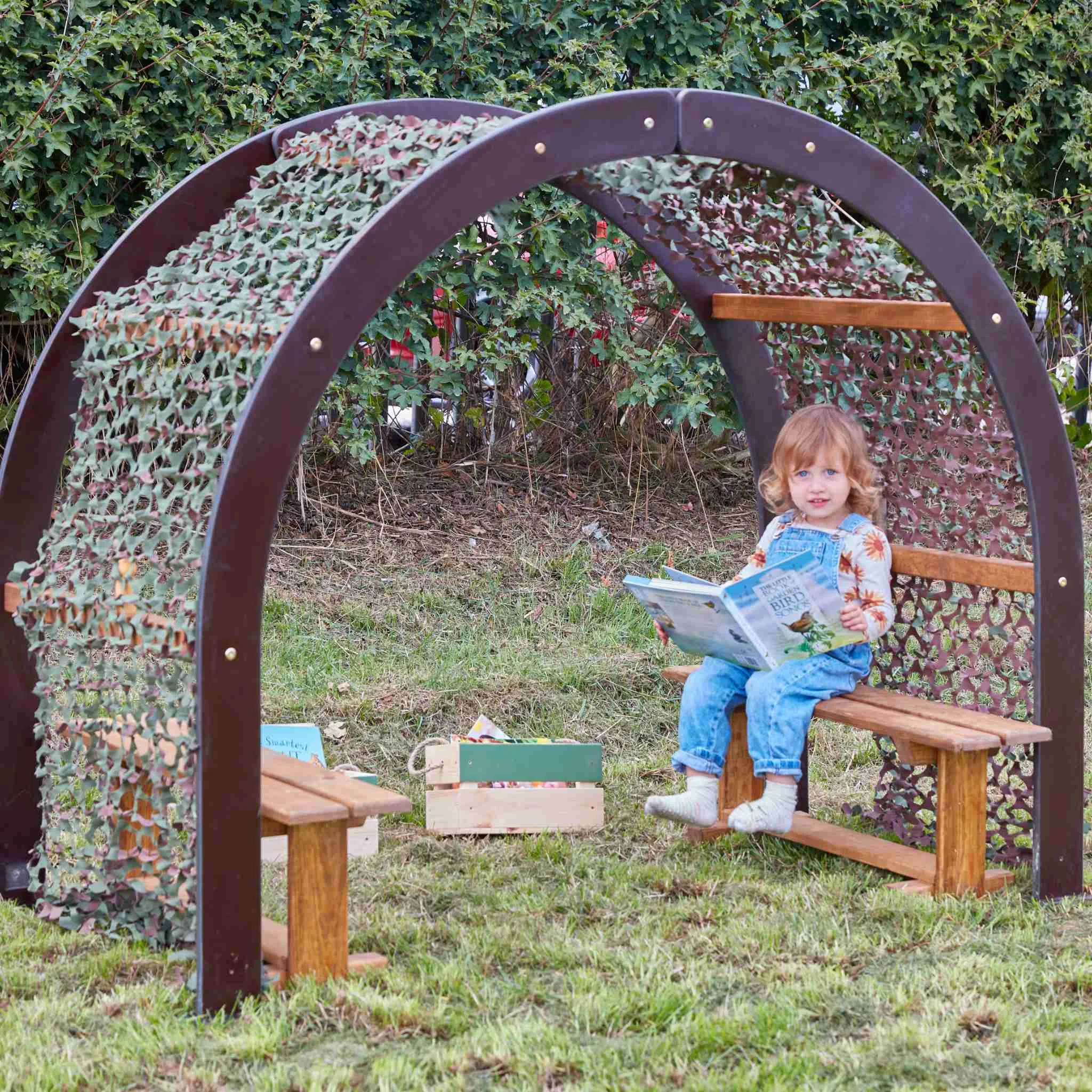 Kinderbuch, Lesen im Freien, Holzbank, Bogenstruktur, Garten