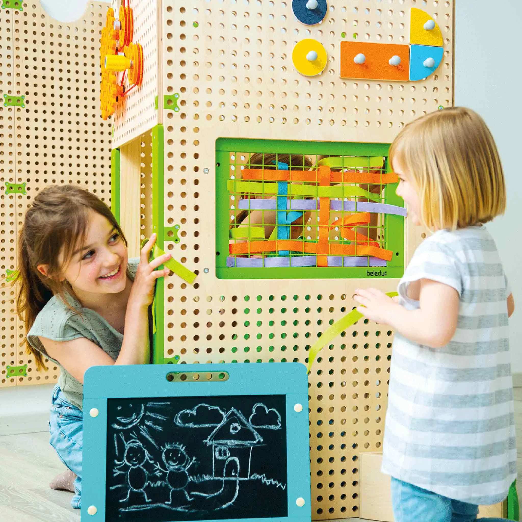 Kletterwand, Kugelbahn, Holzspielset, Kinderzimmer, Bausteinwand