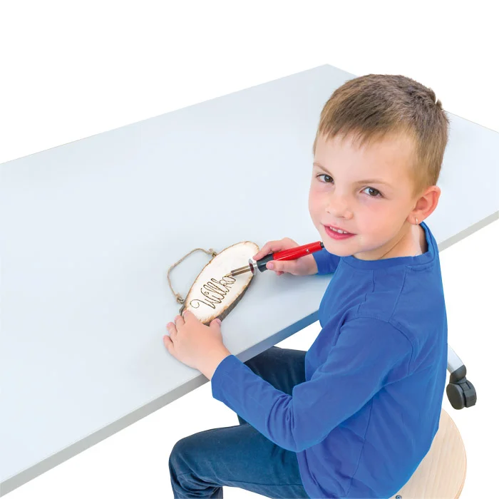 Kind, Holzschild, Basteln, Tisch, roter Stift
