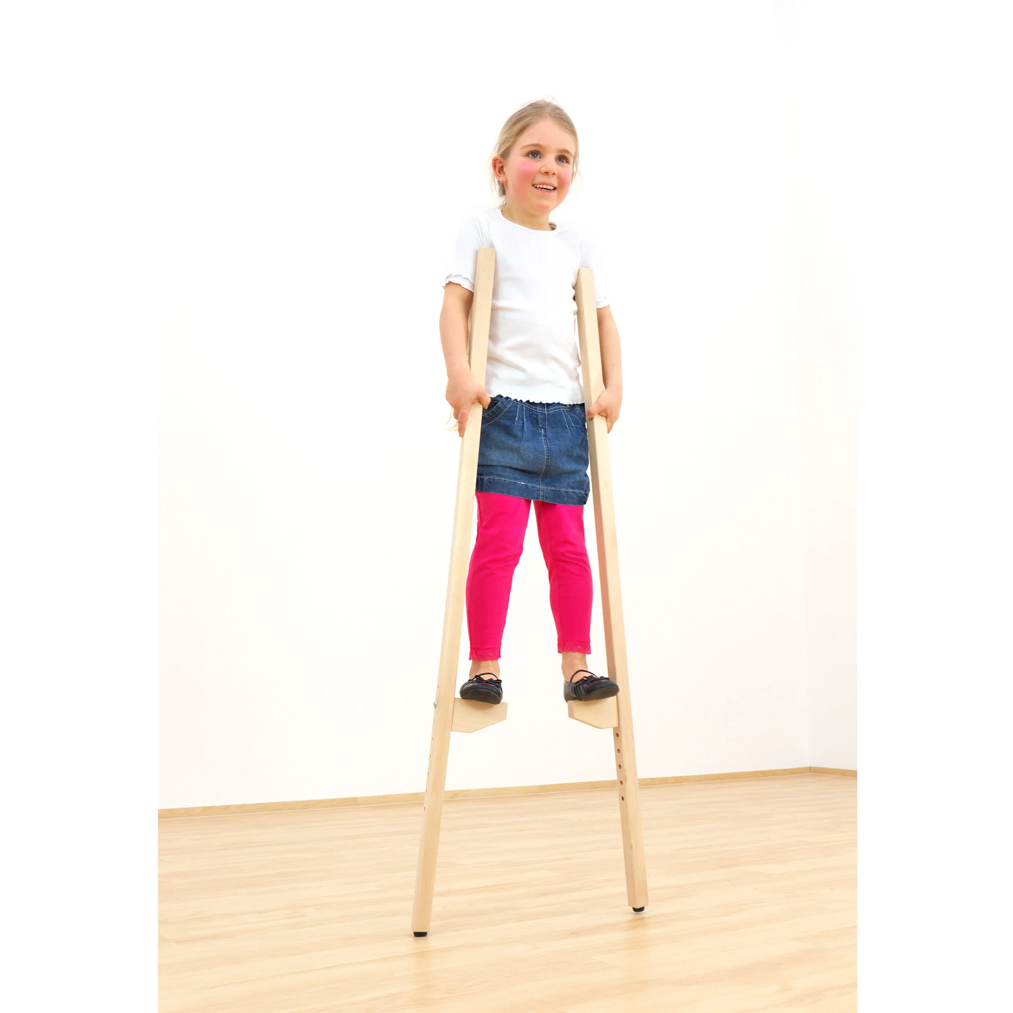 Kind, Stehleiter, Kinderstuhl?, Hochstapler?, Holzleiter