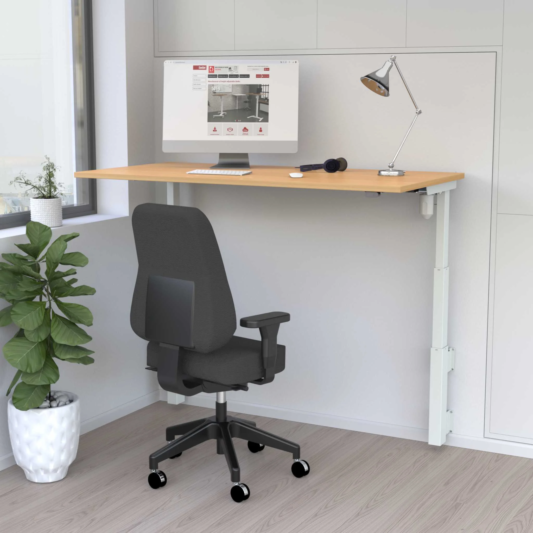 Home-Büro, Schreibtischstuhl, Steh-Schreibtisch, Monitor, Lamp