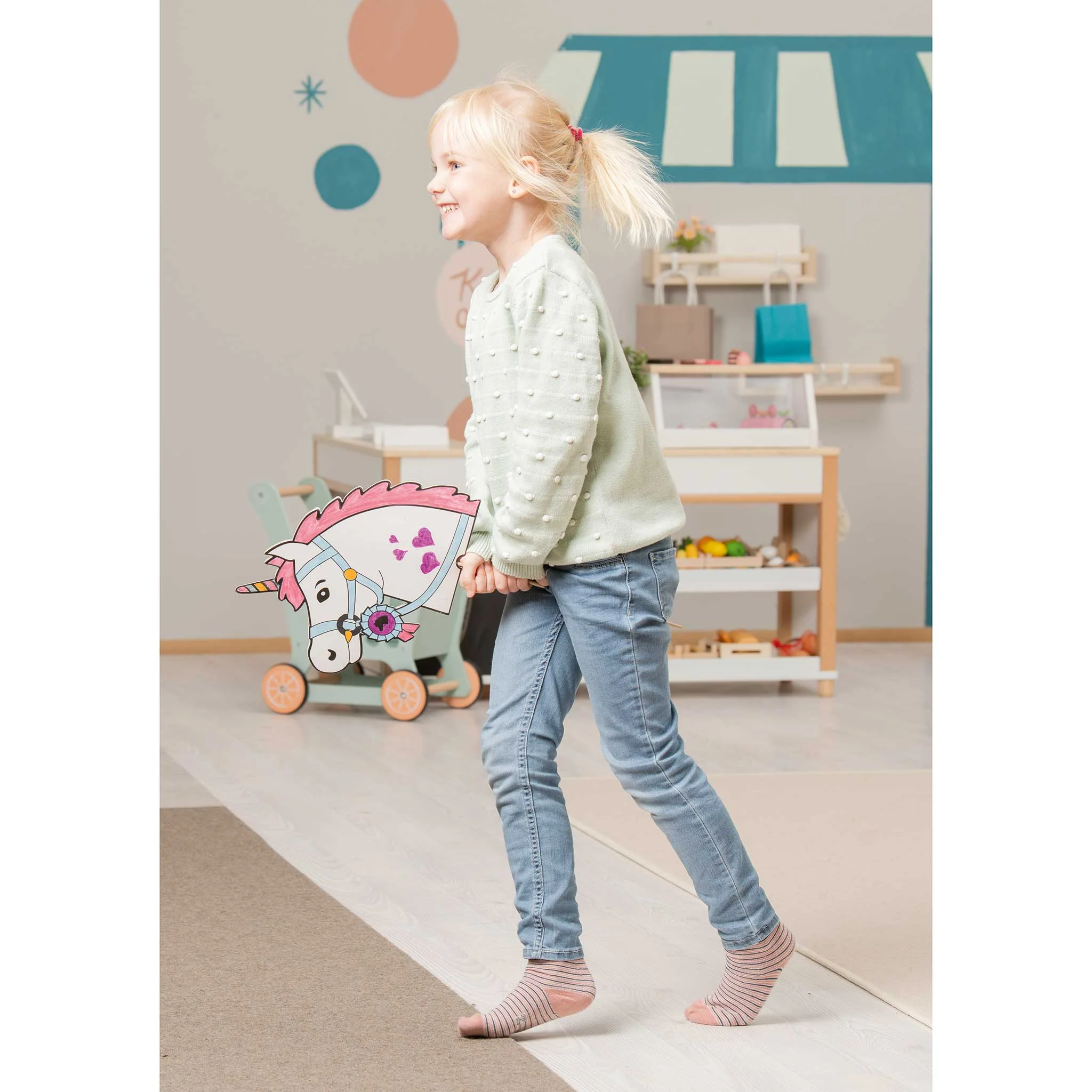 Kinder, Jeans, Pullover, Pferd Spielzeug, Spielzimmer