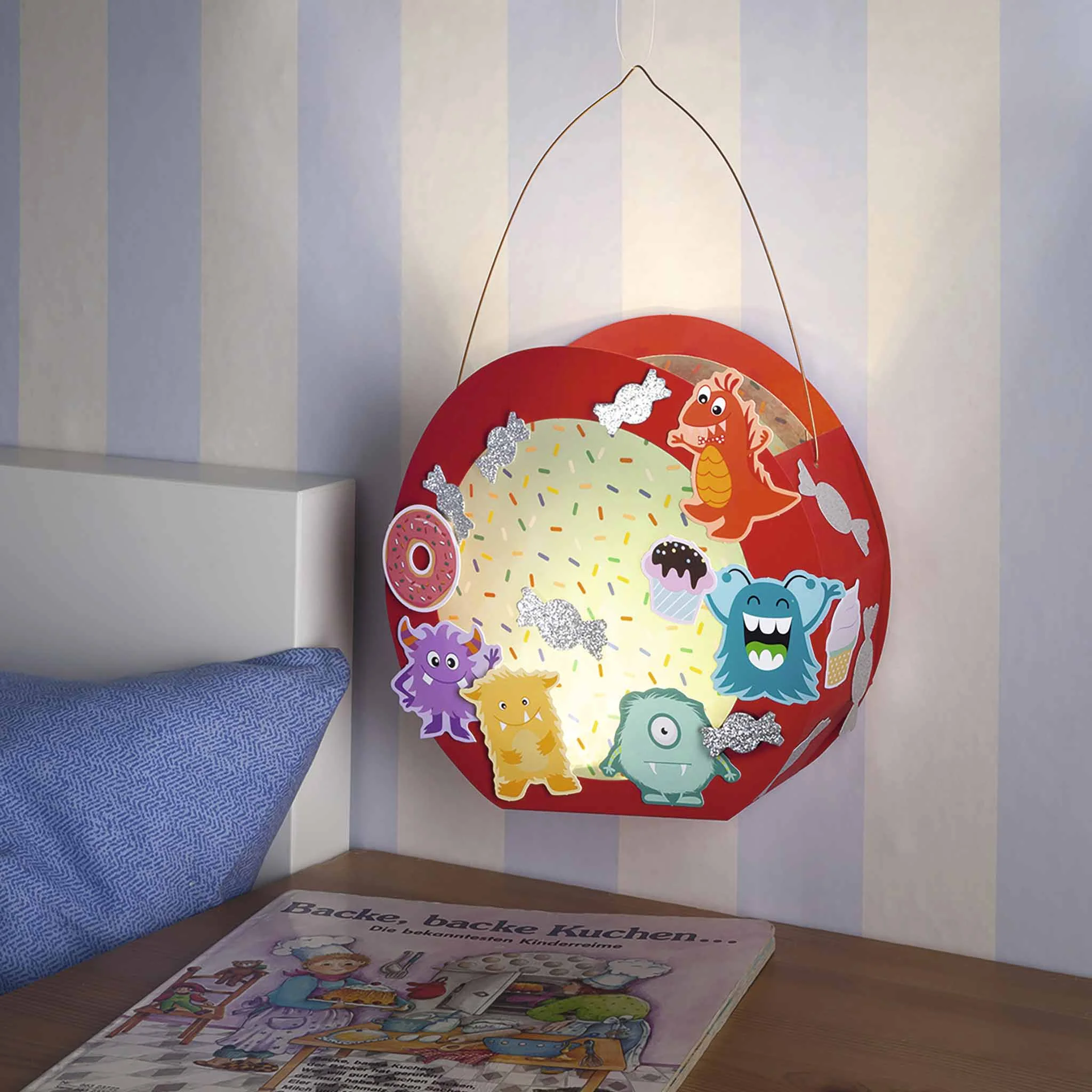 Luftaufhängung, Kinderzimmer, Drachen, Kuchen/Donut, bunte Stickerfiguren