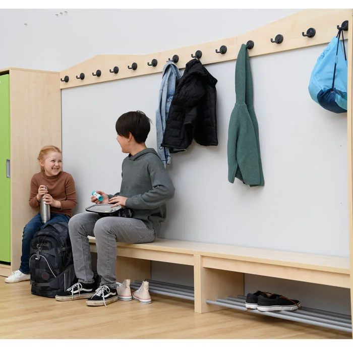 Schülerraum, Garderobe, Kleiderhaken, Schuhe, Jacken