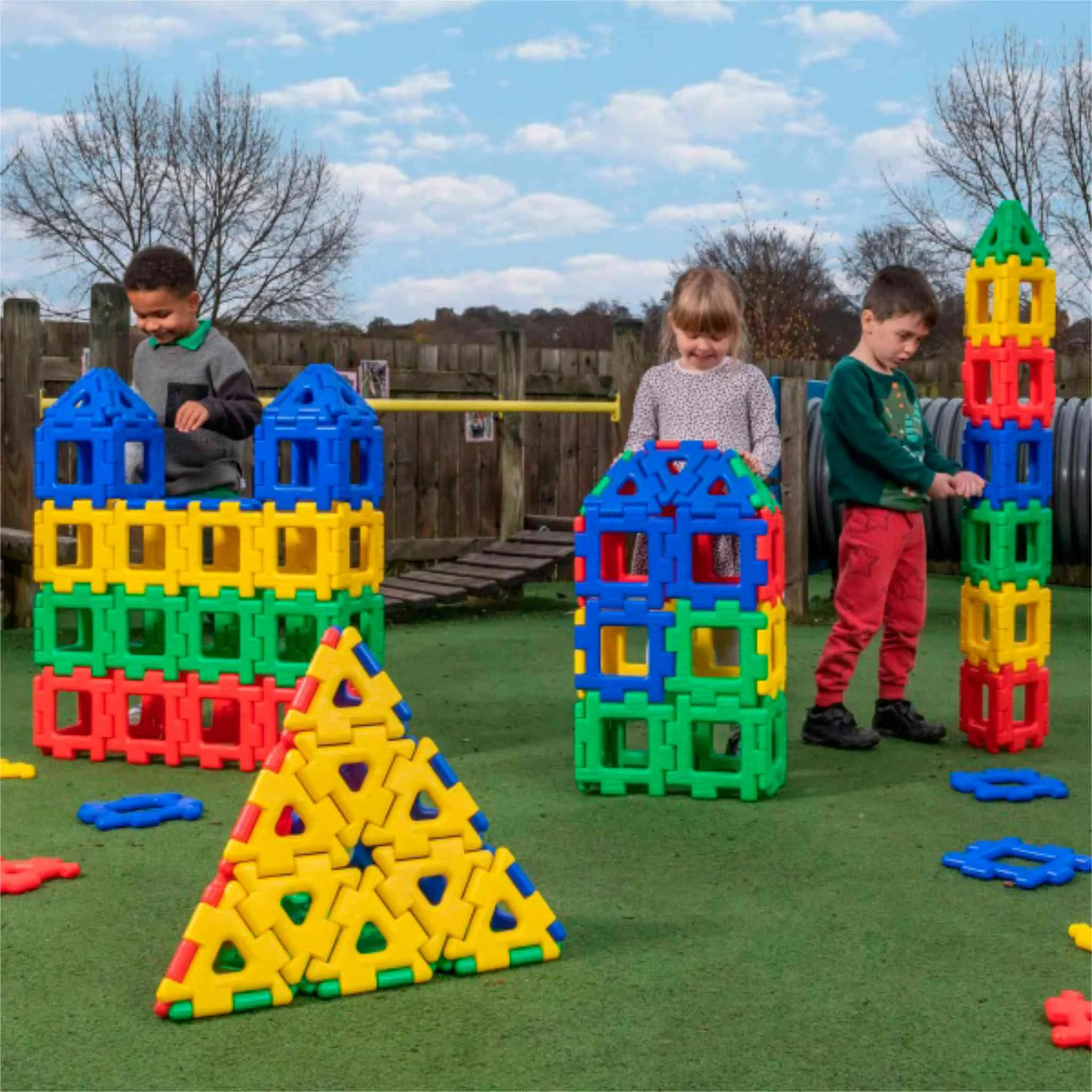 Konstruktionsspielzeug, Kunststoffbausteine, bunte Bausteine, Steckbausteine, Outdoor-Spielzeug
