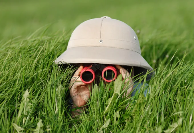 Kind mit Fernglas auf der Suche